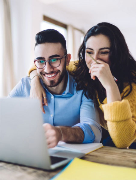 Un couple utilisant un ordinateur portable