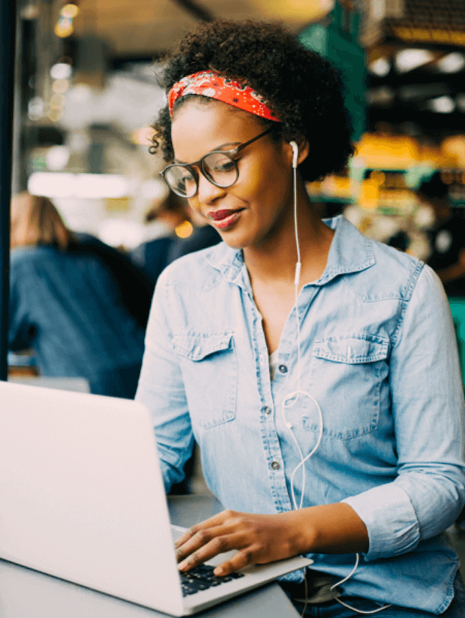 Osoba používající TotalAV&trade; Antivirus